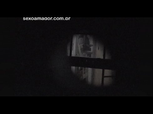 ❤️ Блонди ба таври махфӣ аз ҷониби як сайёҳи ҳамсоя, ки паси хиштҳои холӣ пинҳон шудааст, сабт мешавад ❤️❌ Видео мақъад дар tg.appassistance.ru ❤